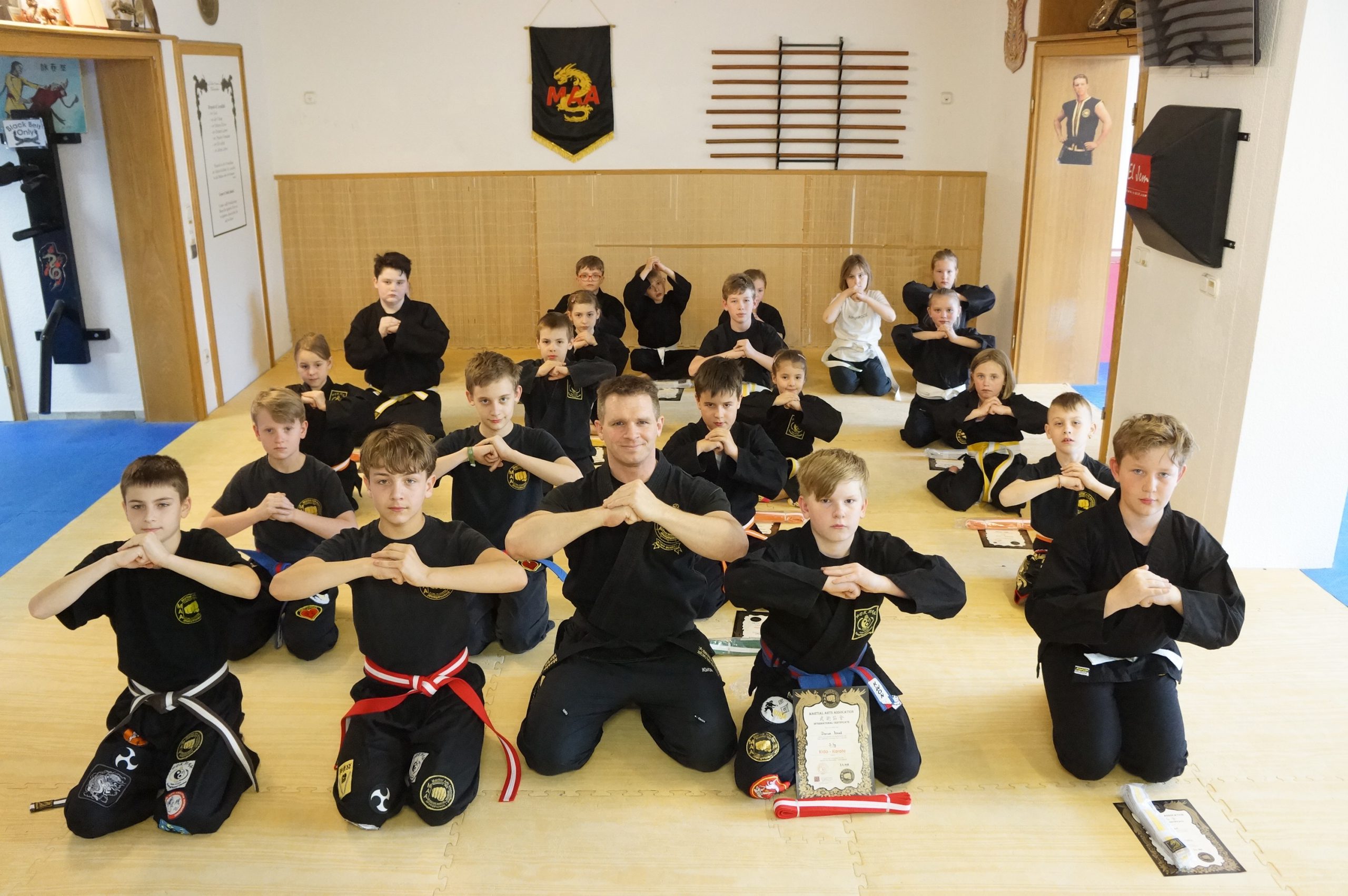 Kinder beim Kampfkunsttraining im K-K-C