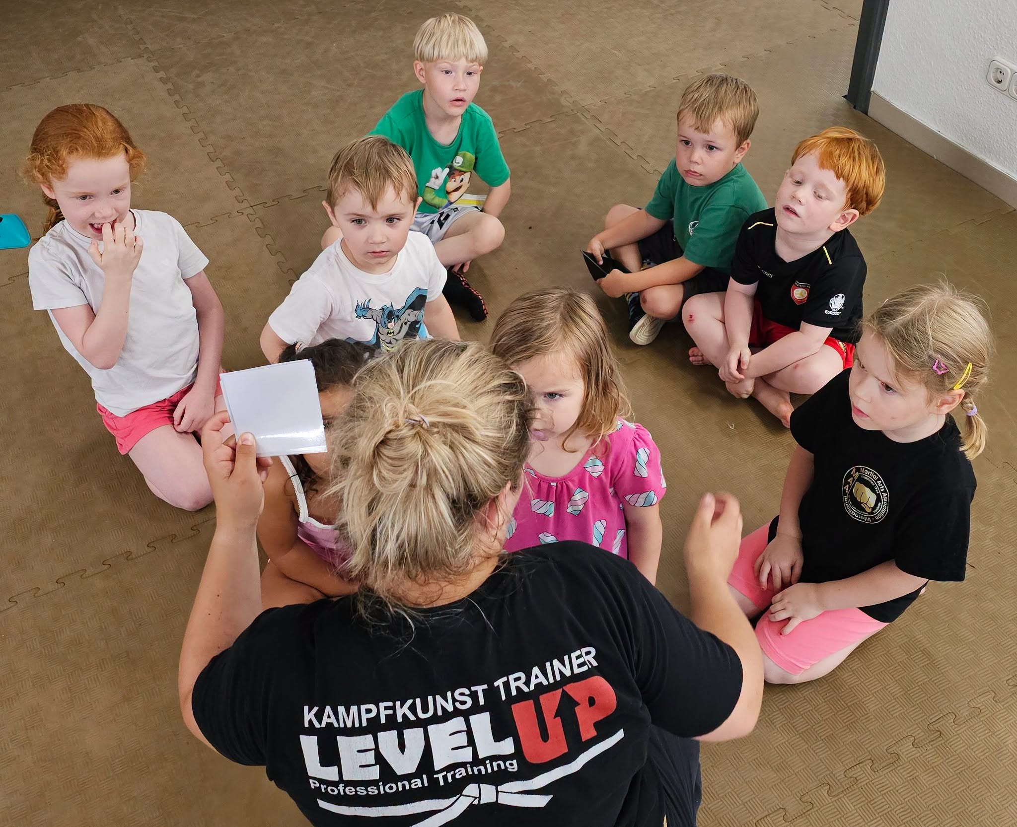Kinder und Jugendliche beim Kido Karate und Kickboxen im K-K-C Golden Dragon Stadthagen