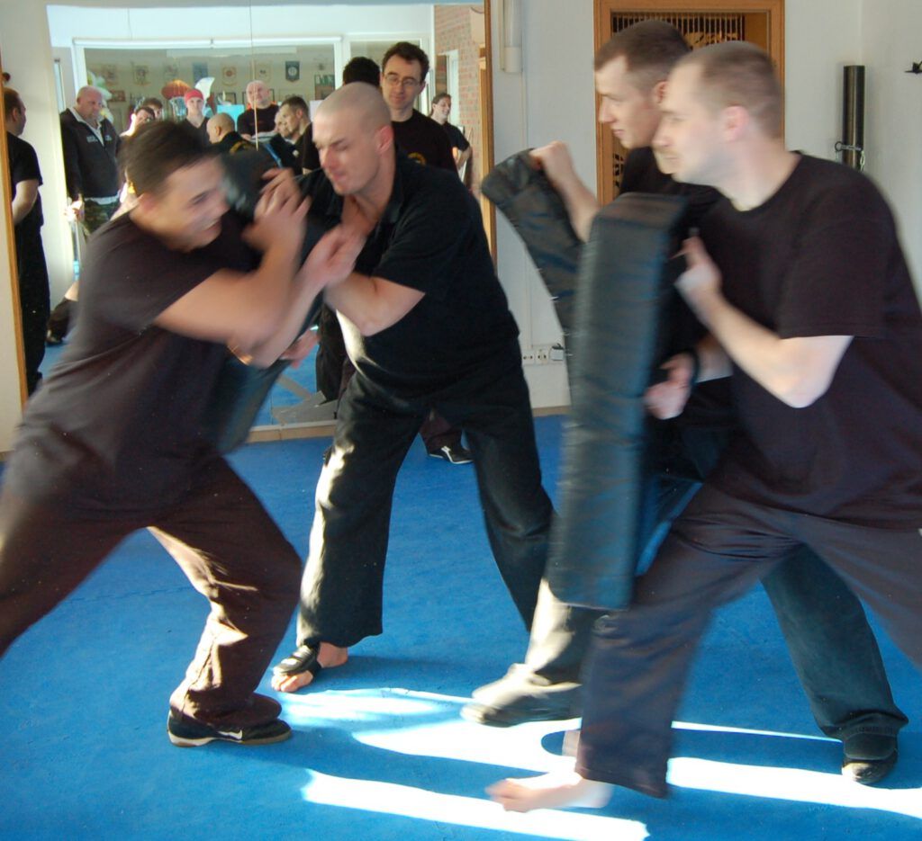Krav Maga Selbstverteidigung gegen mehrere Trainingspartner mit Trittpolstern im K-K-C