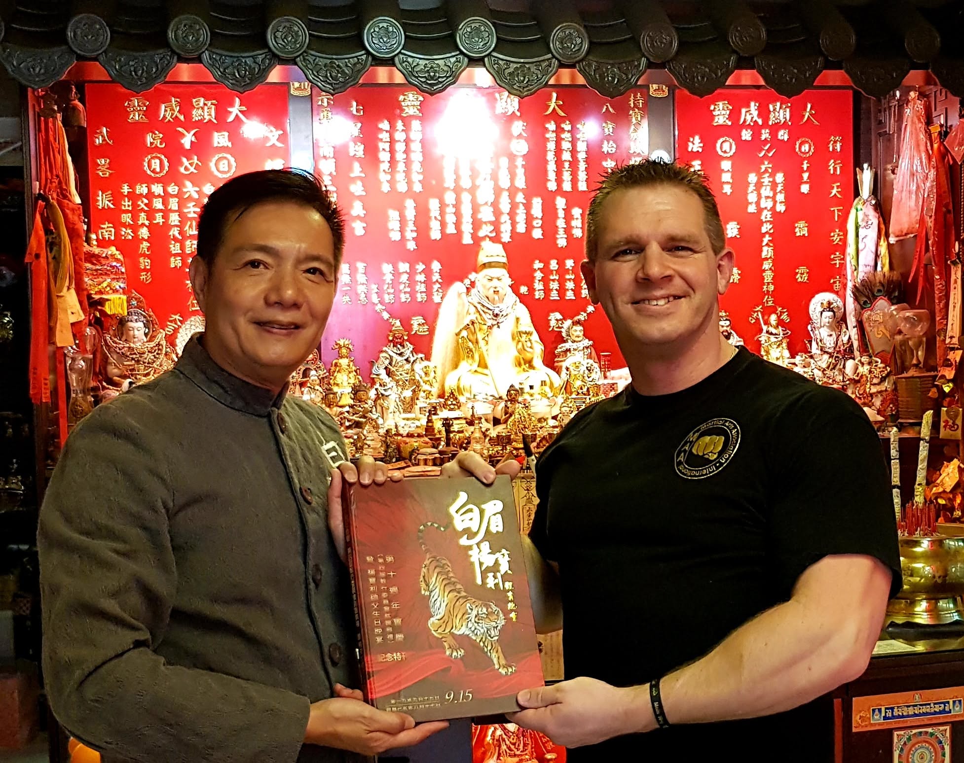 Kung Fu Training mit rotem Hintergrund